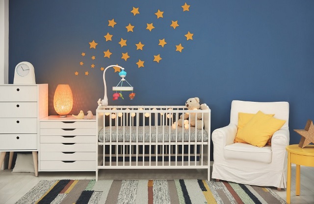 Optez pour des couleurs neutres dans la décoration de la chambre de votre bébé