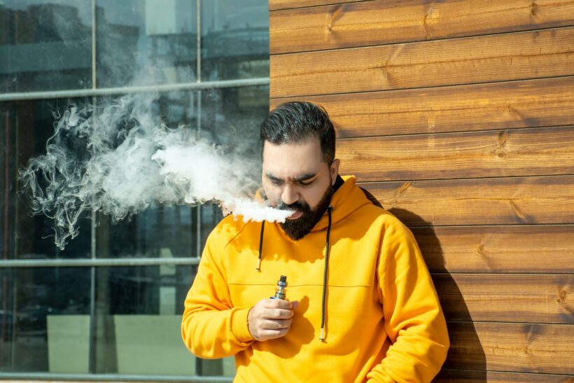 Homme utilisant une e-cigarette