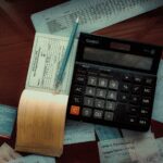 une calculatrice posée sur une table en bois