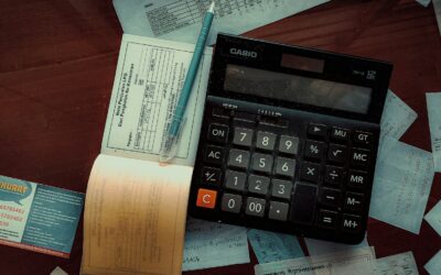 une calculatrice posée sur une table en bois