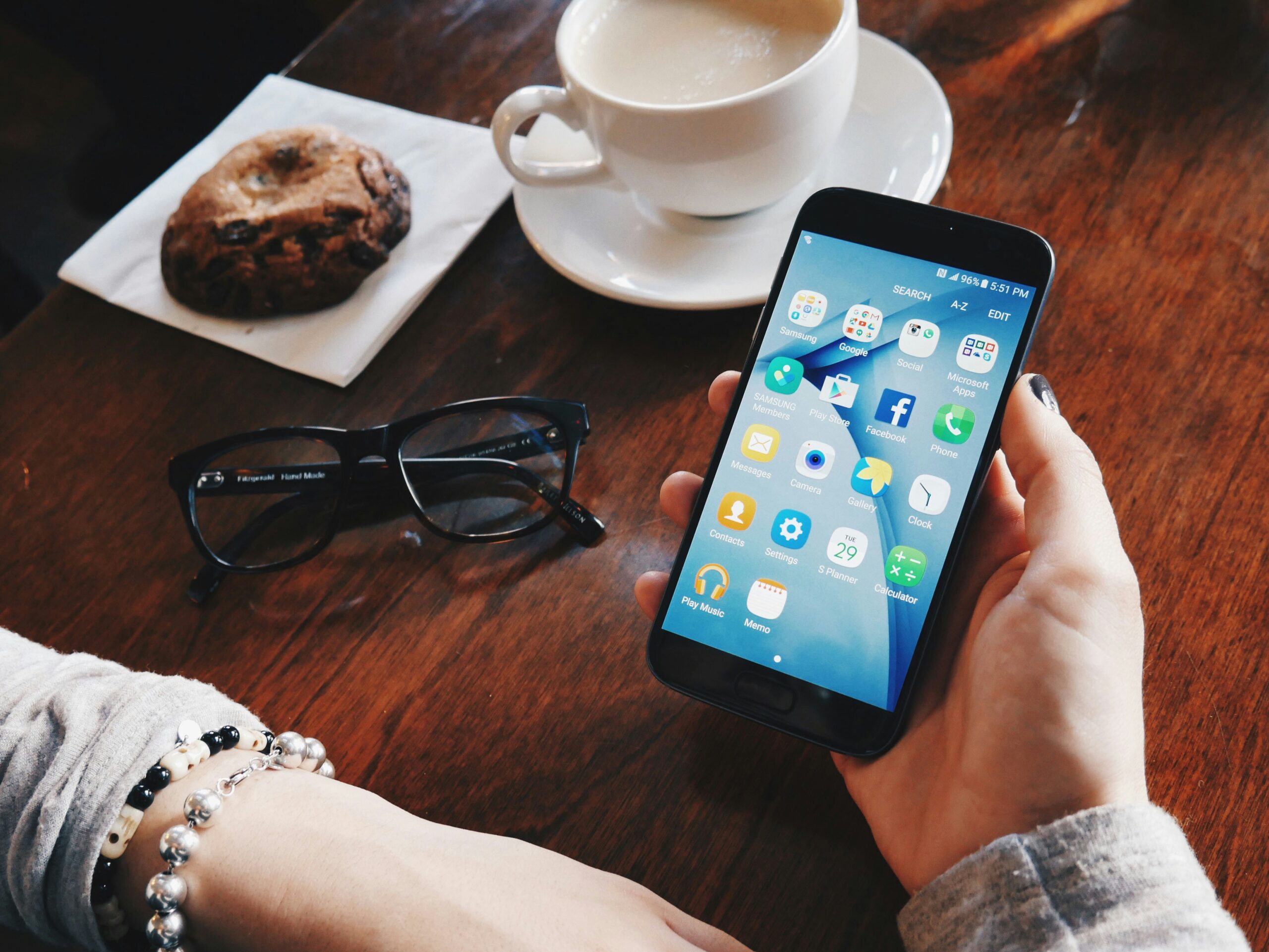 Gagner de l'argent avec son smartphone : les limites et précautions à connaître
