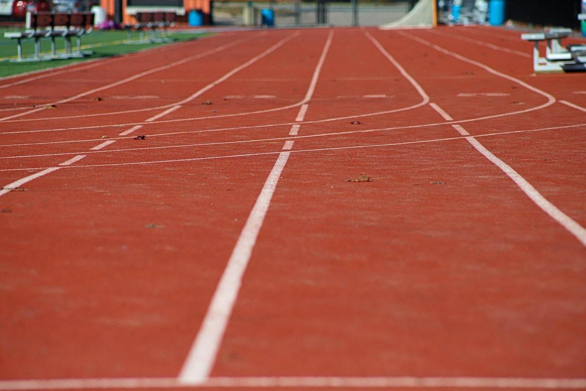 Piste de course avec départs et obstacles, vu du milieu