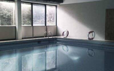 Piscine intérieure avec fenêtres, marche, bouées, eau calme