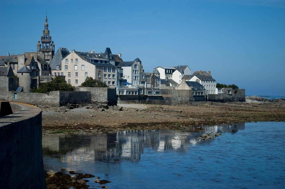 Vue du port de Saint-Malo avec ses remparts et la tour Saint-Servan Vue du port de Saint-Malo avec ses remparts et la tour Saint-Servan