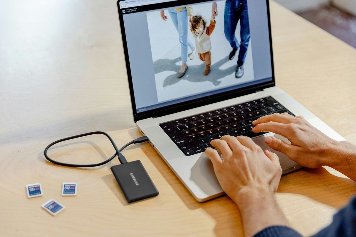 Une personne travaille sur un ordinateur portable Une personne travaille sur un ordinateur portable
