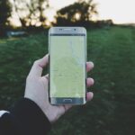 Main tenant un smartphone avec une carte