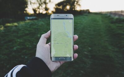 Main tenant un smartphone avec une carte